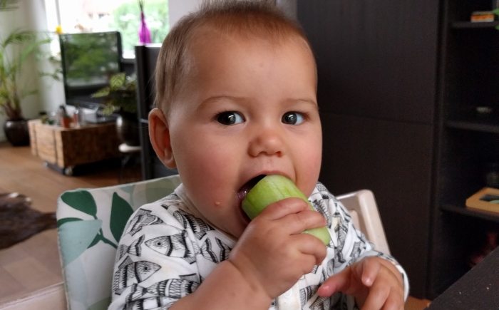 Baby met komkommer