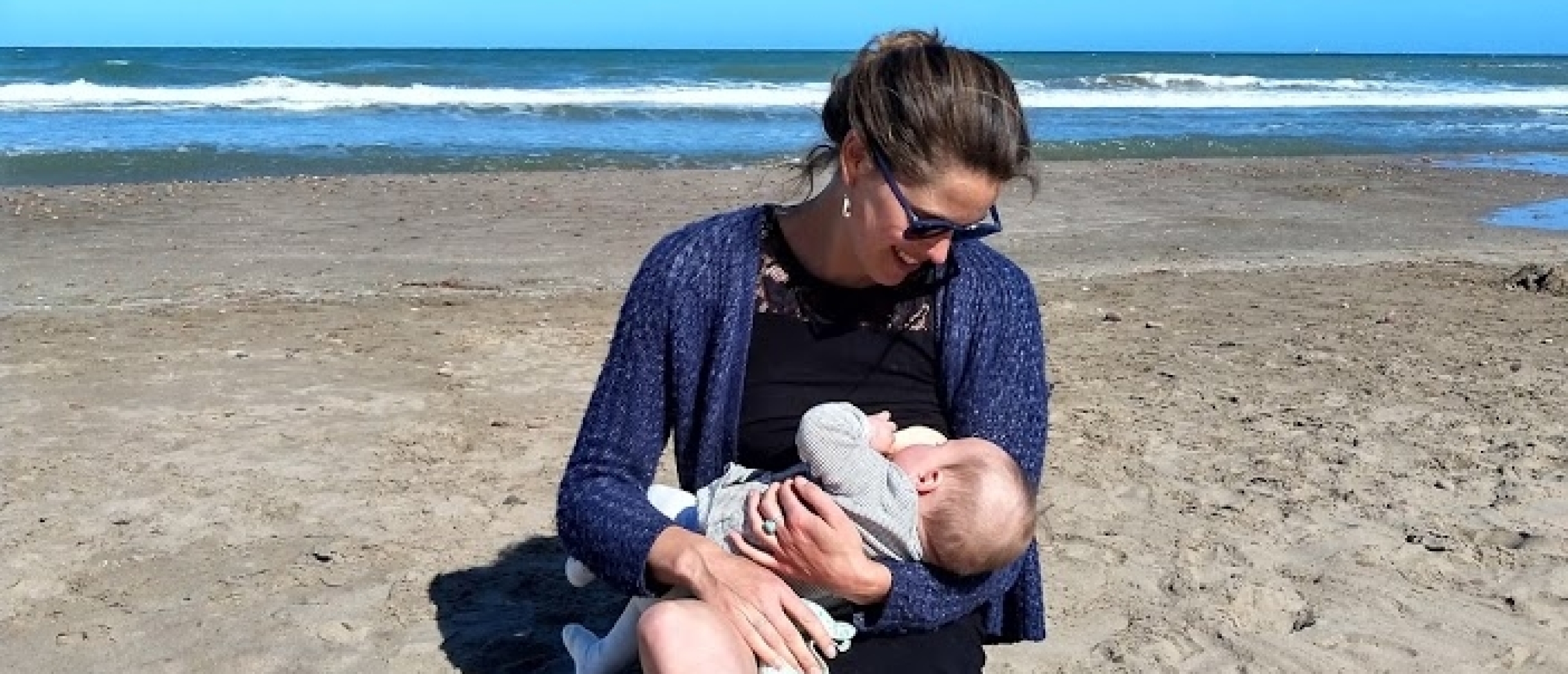 borstvoeding op het strand