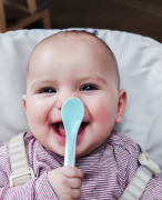 baby met lepel