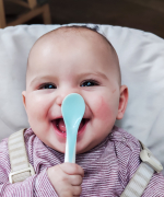 baby met lepel