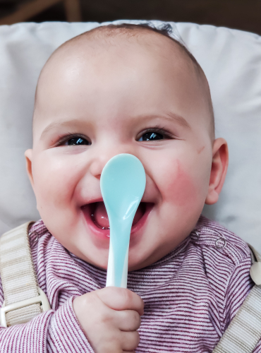 baby met lepel
