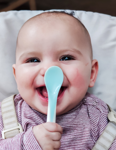baby met lepel