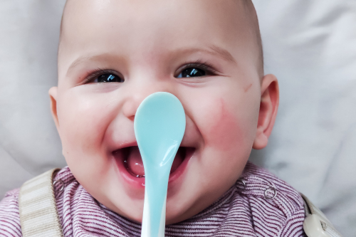 baby met lepel