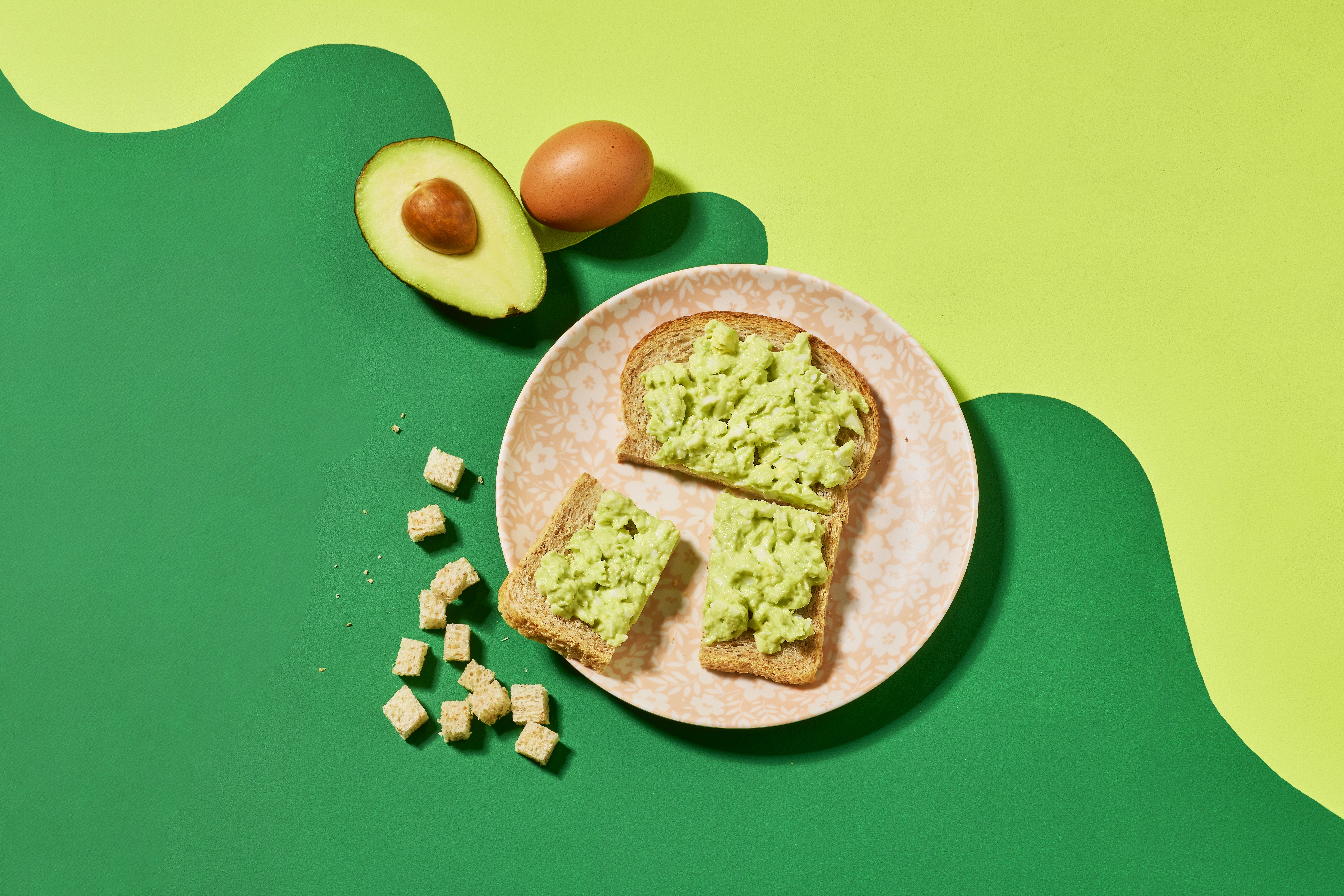 Gezond broodbeleg baby 8 maanden: avocado-ei spread