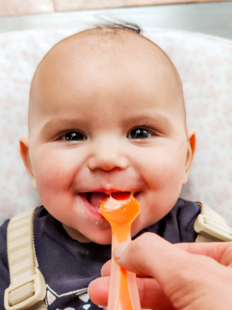 baby eet met lepeltje