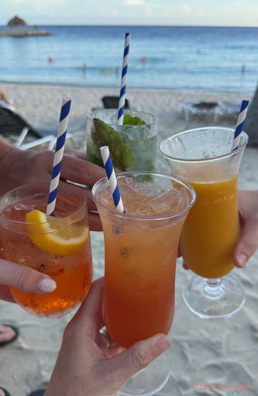 Heerlijke kleurrijke cocktails geserveerd bij de strandbar van Blue Bay