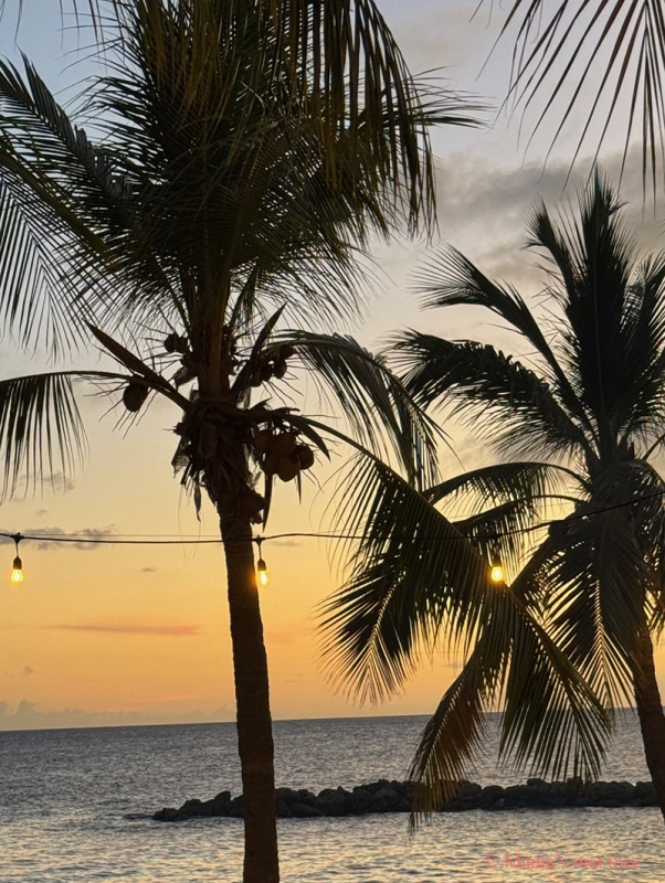 Adembenemende zonsondergang boven het strand van Blue Bay op Curaçao