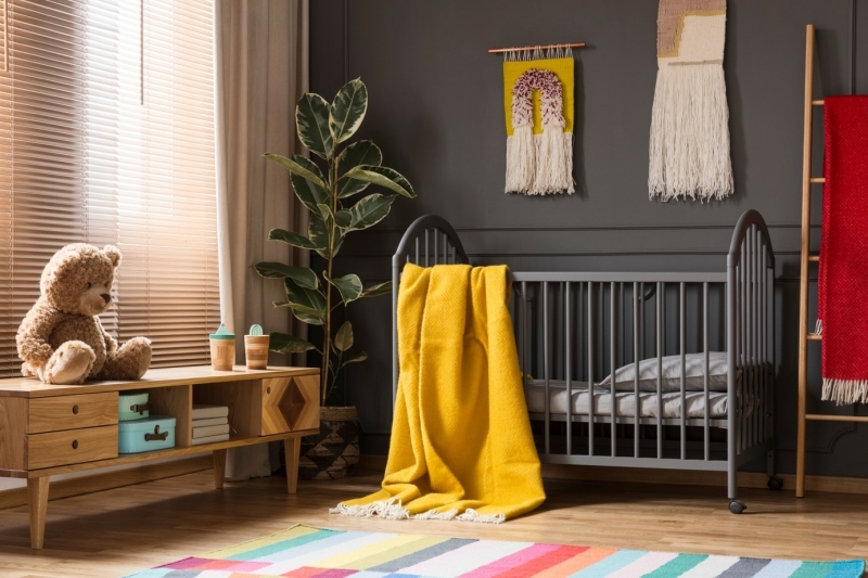 Donkere muur in een kamer Kinderkamer met een donker geverfde muur