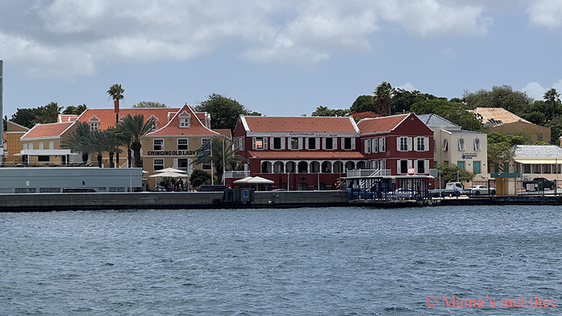 Uitzicht op Gouverneur de Rouville vanaf de Handelskade_Willemstad Curacao