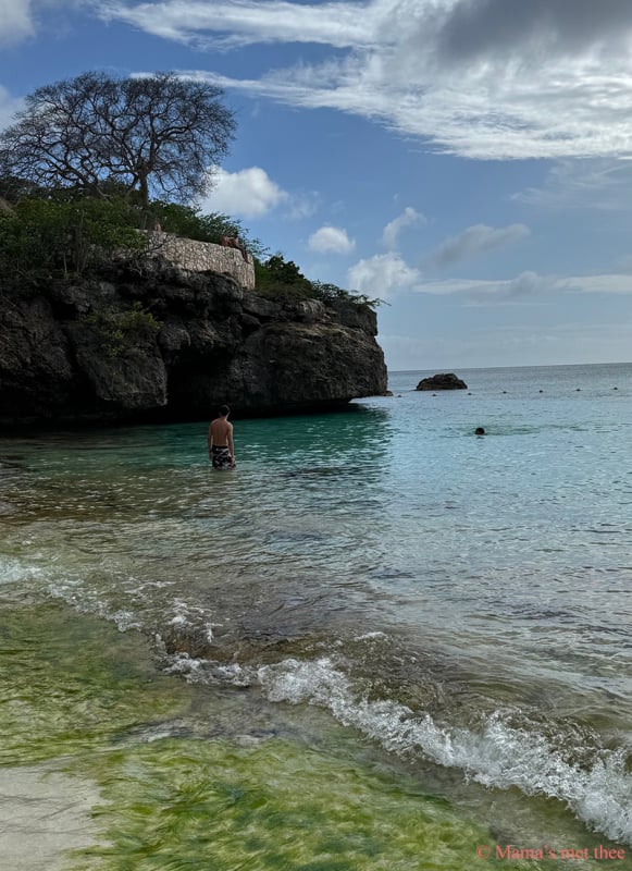 lik vanaf het strand naar de rotsen waar zwemmers vanaf springen bij Grote Knip, Curaçao