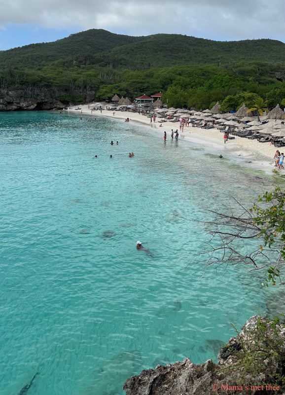 Panoramafoto van het brede strand en helderblauwe zee bij Grote Knip, Curaçao