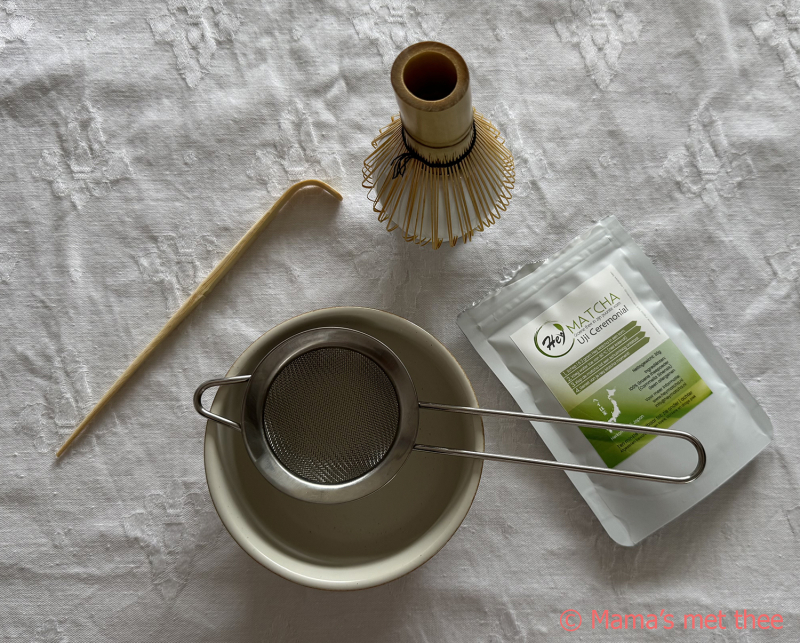 Een traditionele matcha set van Hey Matcha met een bamboe klopper (chasen) en een kom, gebruikt voor het maken van een klontvrije matcha shot.