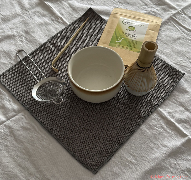 Complete 8-delige Hey Matcha thee set in crème wit inclusief matchakom, bamboebezem en houder op een matje