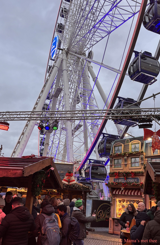 Reuzenrad centraal op de kerstmarkt van Dusseldorf Reuzenrad centraal op de kerstmarkt van Dusseldorf