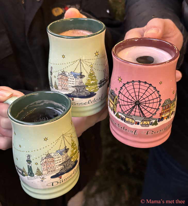 Statiegeld op mokken op de kerstmarkt van Dusseldorf Statiegeld op mokken op de kerstmarkt van Dusseldorf