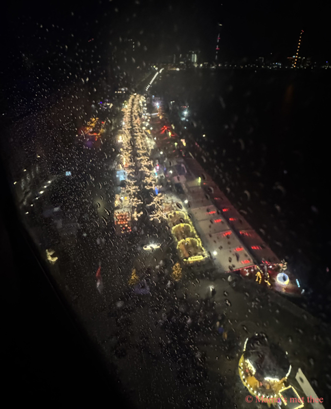 Zicht op deel van de kerstmarkt Dusseldorf vanuit reuzenrad met regen Zicht op deel van de kerstmarkt vanuit reuzenrad met regen