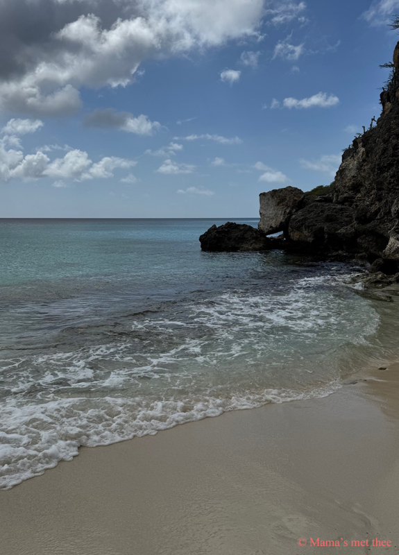Uitzicht op het turquoise water en het witte zandstrand van Kleine Knip op Curaçao