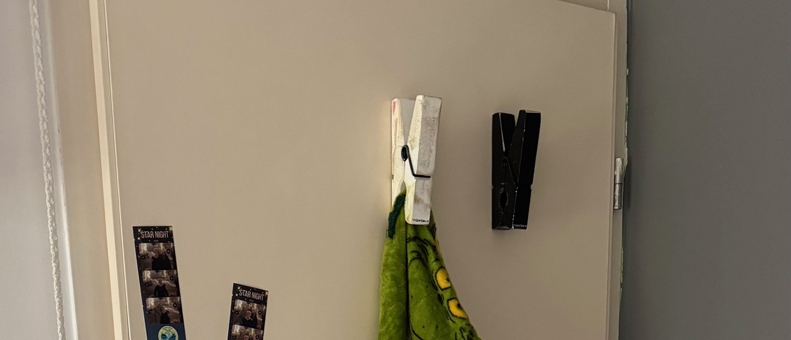 Knijpers als ophanghaken met daaraan al een Fleece Grinchkleed