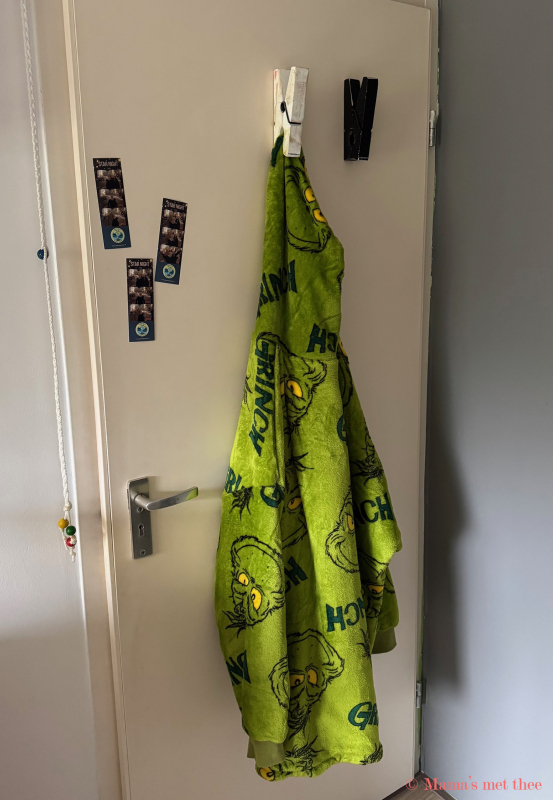 Knijpers als ophanghaken met daaraan al een Fleece Grinchkleed