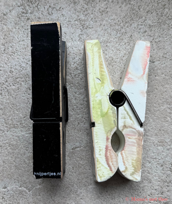 2 knijpers van Knijpertjes.nl op een neutrale achtergrond