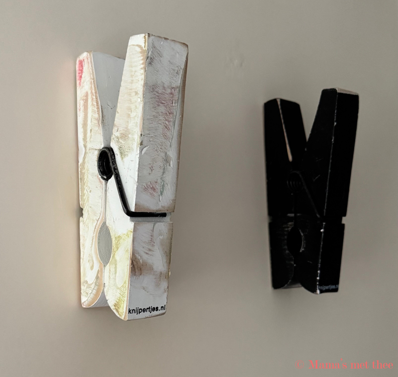 Witte en zwarte Vintage knijper van knijpertjes.nl op een deur