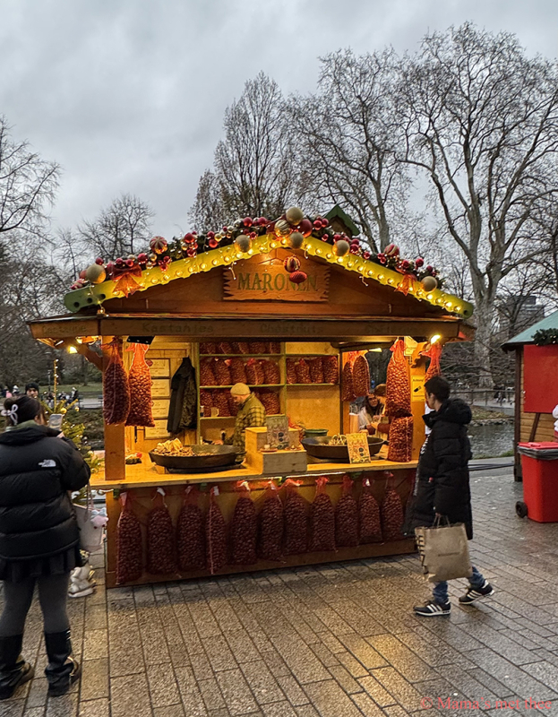 Kraampje met gepofte kastanjes op de kerstmarkt in Dusseldorf Kraampje met gepofte kastanjes op de kerstmarkt in Dusseldorf