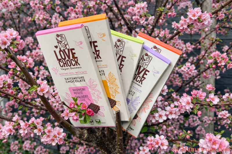 Vijf smaken Lovechock chocoladerepen, als een waaier gepresenteerd in een boom vol bloesem.