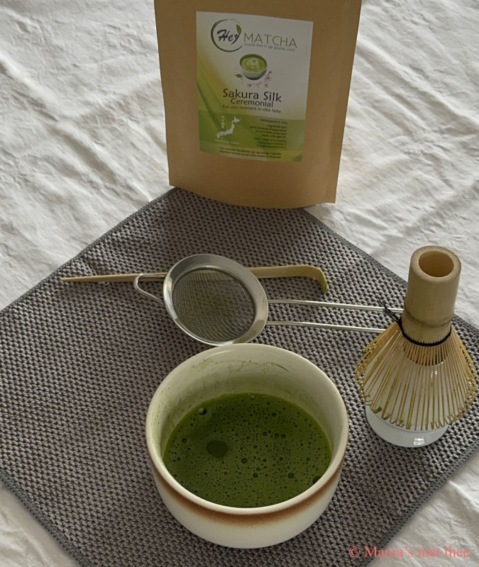 Traditionele pure matcha thee (Usucha) met een romige schuimlaag in een witte keramieken matchakom.