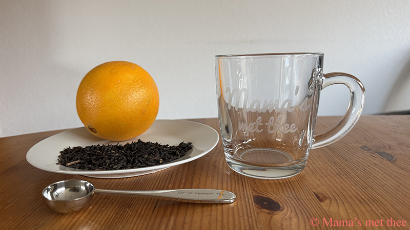 Sinaasappelthee met echte sinaasappel dus losse thee en een sinaasappel en een mooi glas
