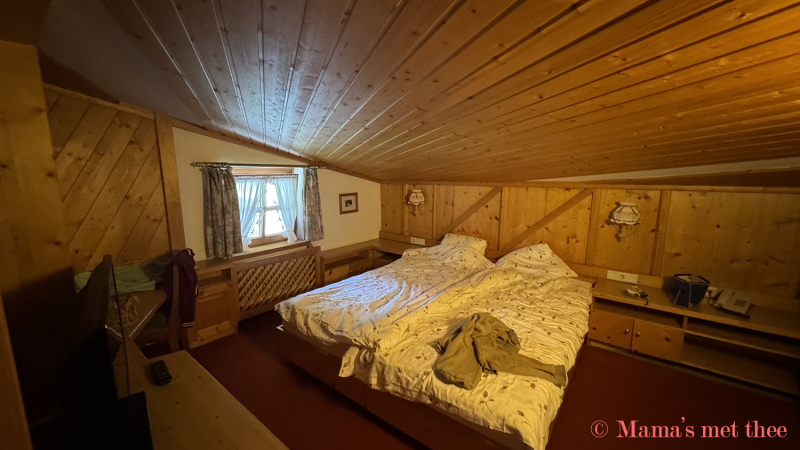 Slaapkamer met licht aflopend schuin dak in Gasthof zur Muhle in Kaprun