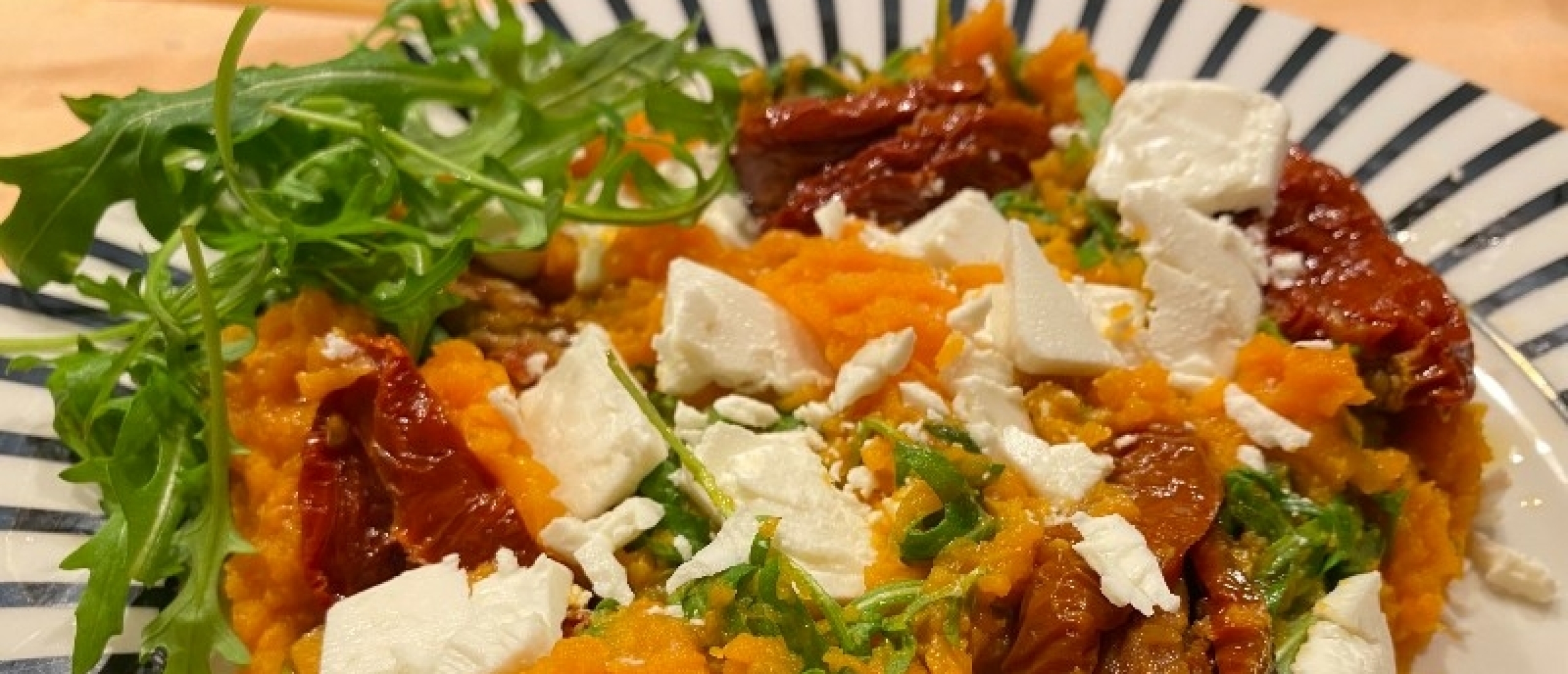 Stamppot zoete aardappel rucola feta zongedroogde tomaat