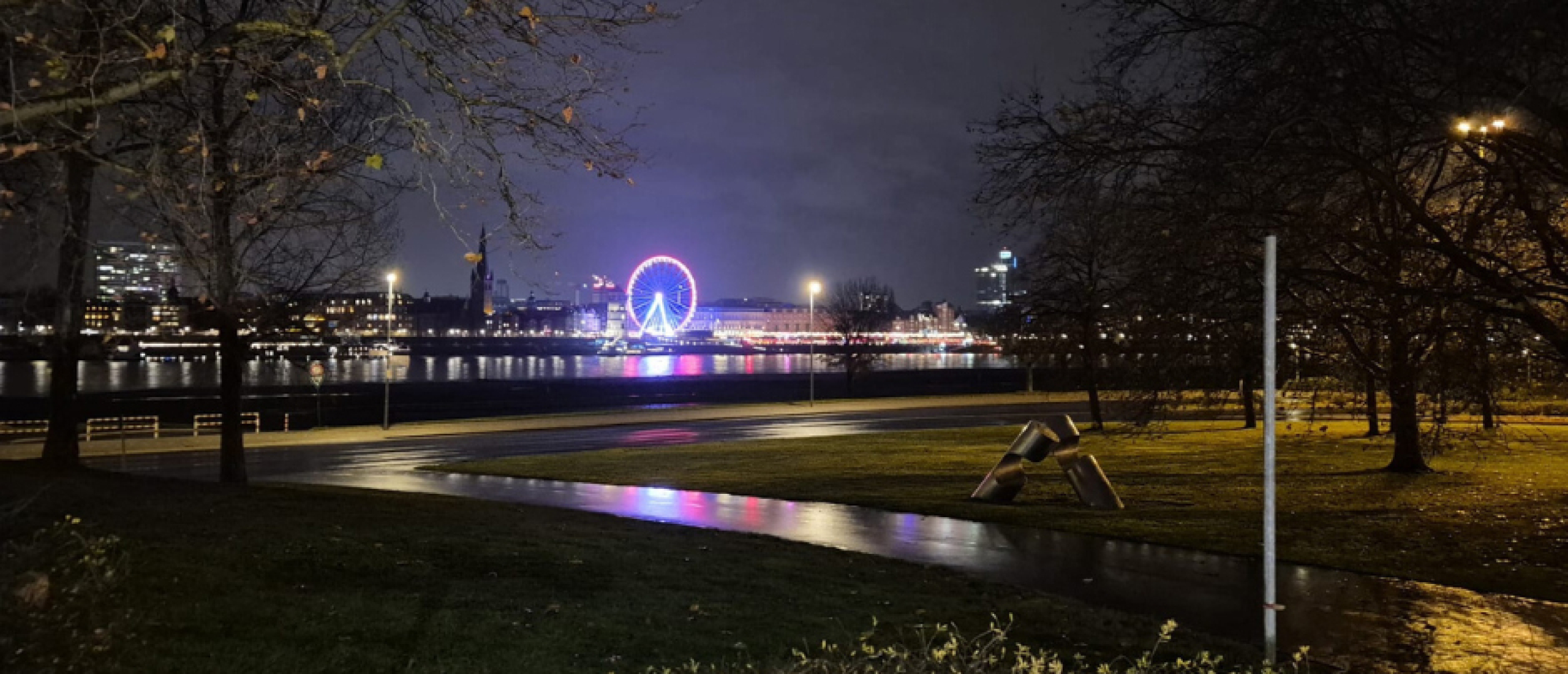 Zicht op de kerstmarkt van Dusseldorf vanaf de oever van de Rijn