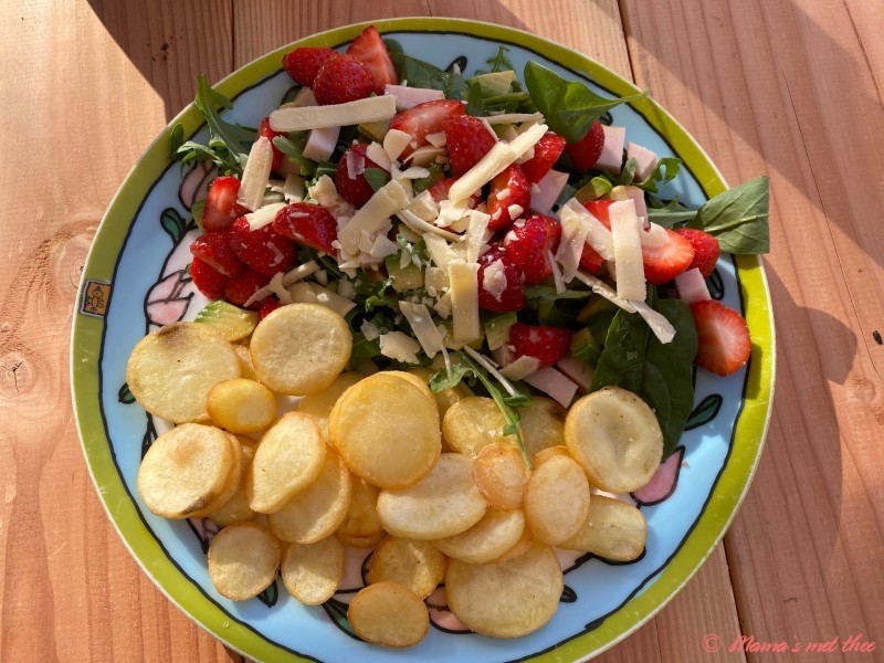 Salade met aardbeien, avocado en kip