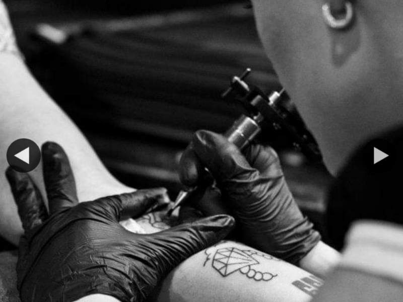 Marieke Bouwman tatoeëert arm