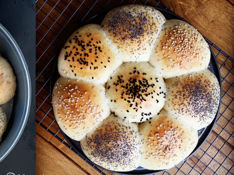 Zelf brood bakken: Witte bolletjes in de vorm van een bloem (bloembreekbrood), van deeg tot brood