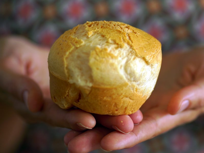 Braziliaanse kaasbroodjes vierkant handen marije - Marije Bakt Brood