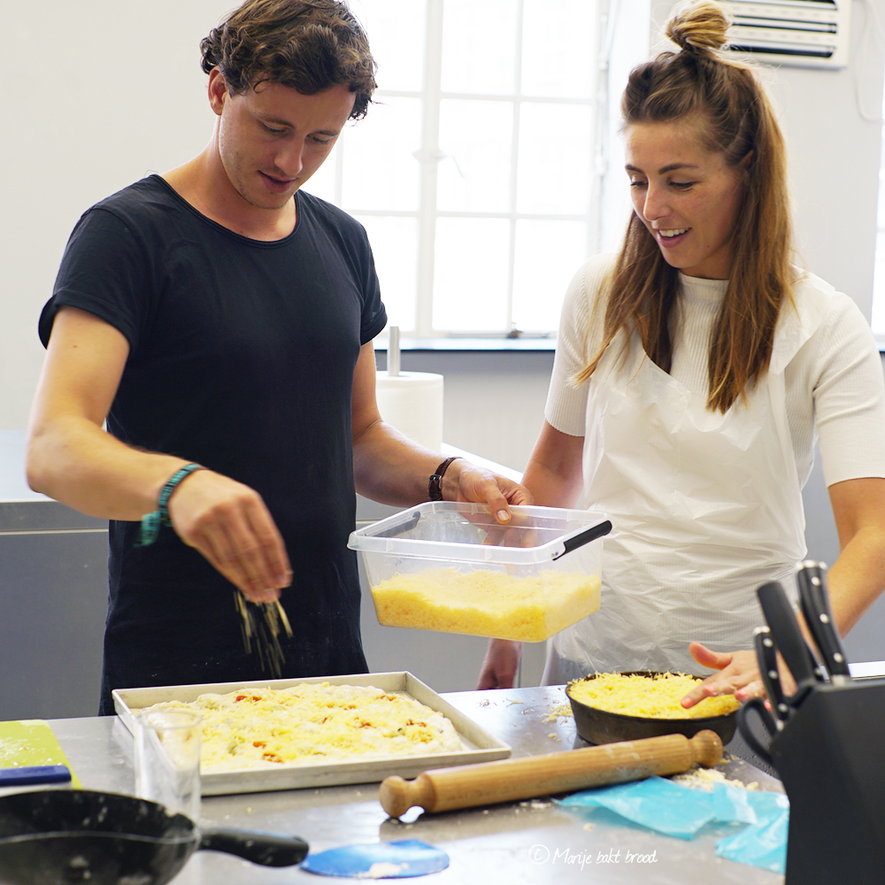 Daniel & Anne decoreren lekkere Focaccia met kruidenolie à la Robèrt - Marije Bakt Brood
