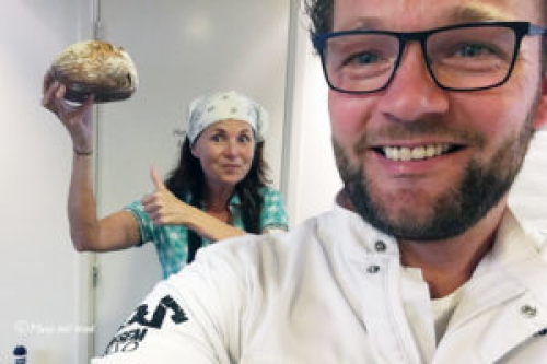 Ambachtelijk brood bakken met Edwin Klaassen en Marije Bakt Brood, marije laat zelfgebakken brood zien selfie met Edwin Klaassen