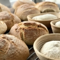 Zelf brood bakken, gebakken broden en deeg in rijsmandjes Hoe maak ik brood