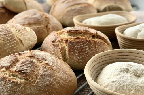 Zelf brood bakken, gebakken broden en deeg in rijsmandjes Hoe maak ik brood