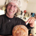 Jos met pleister en zijn tweede zelf gebakken brood