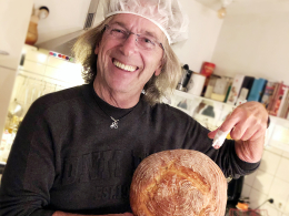 Zelf brood bakken - Jos met pleister en zijn tweede zelf gebakken brood- Hoe bak ik brood?