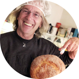 Jos met pleister en zijn tweede zelf gebakken brood