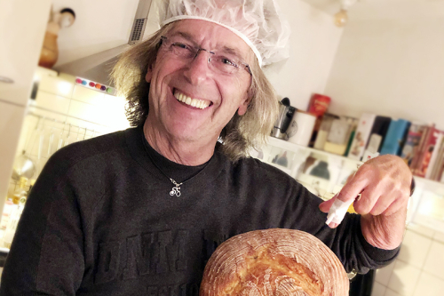 Zelf brood bakken - Jos met pleister en zijn tweede zelf gebakken brood- Hoe bak ik brood?