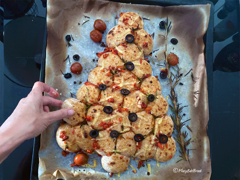 Kerst Breekbrood gebakken met hand - Marije Bakt Brood - kerstboom kaas olijven rozemarijn tomaten bakplaat bakpapier