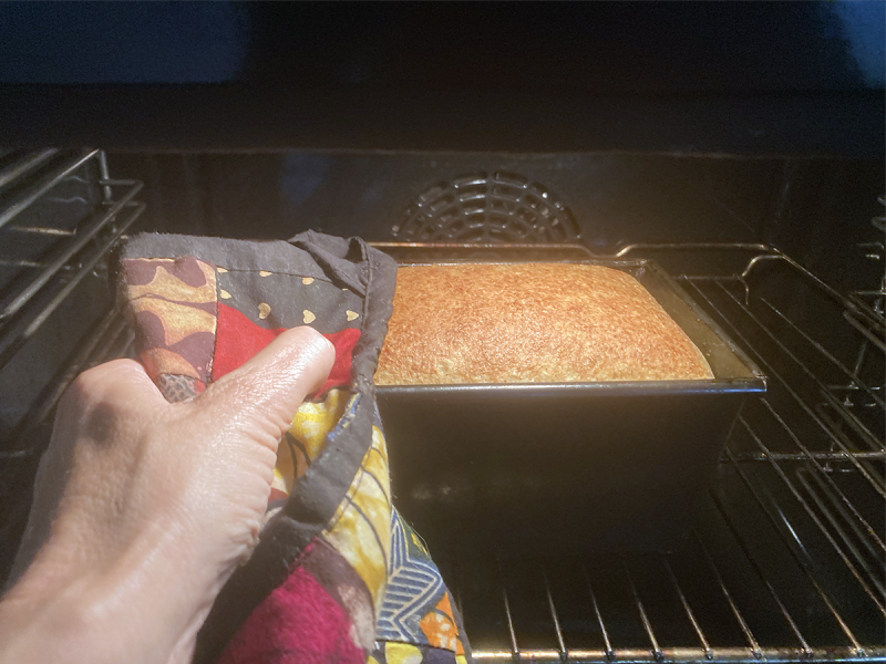 Koolhydraatarmbrood hand van marije brood uit de oven - Marije Bakt Brood