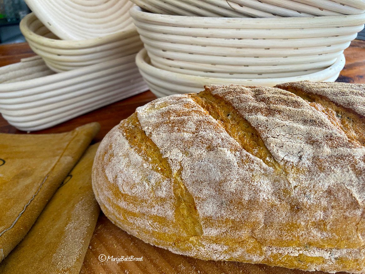 Kurkumabrood met strepen en rijsmandjes - Marije Bakt Brood