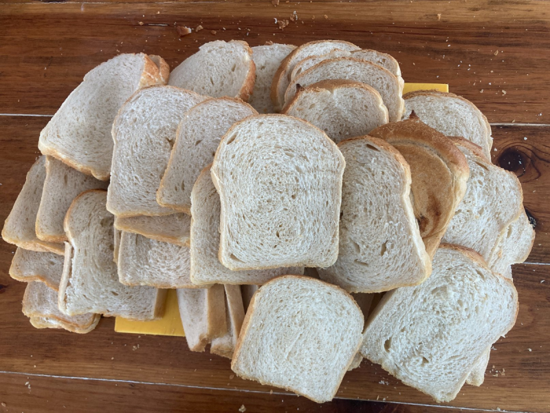 Luchtig Witbrood recept Marije Bakt Brood stapel witte boterhammen