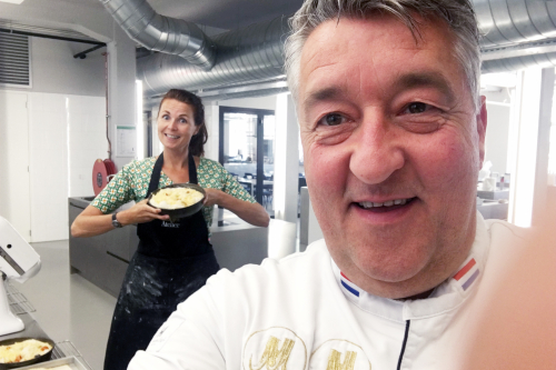 Ambachtelijk brood bakken met Robèrt van Beckhoven en Marije Bakt Brood, Marije bakt foccacia selfie met Robèrt