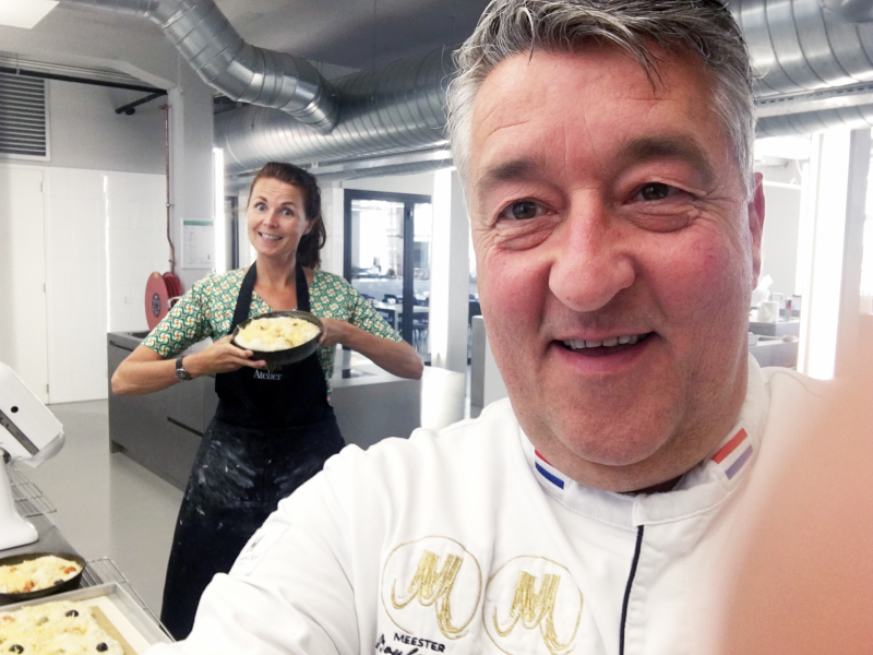 Ambachtelijk brood bakken met Robèrt van Beckhoven en Marije Bakt Brood, Marije bakt foccacia selfie met Robèrt